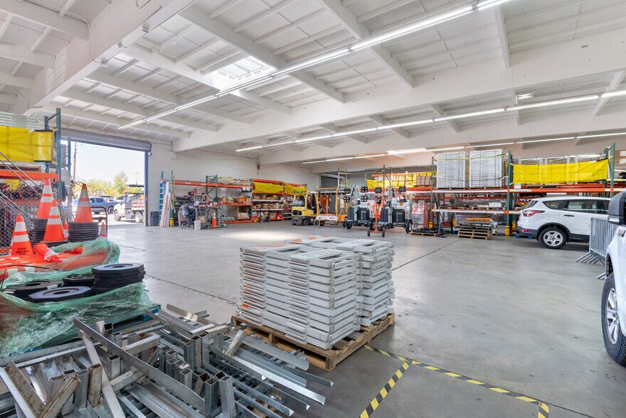 More Photos Of 8399 Edgewater Dr, Oakland Warehouse For Lease