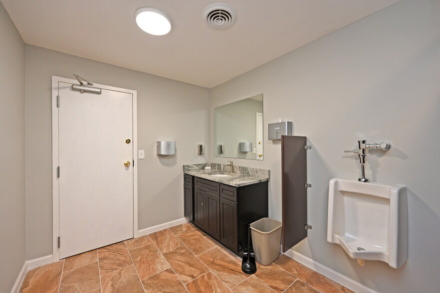 More Photos Of 7334-7340 Kingsgate Way, West Chester Restaurant For Lease