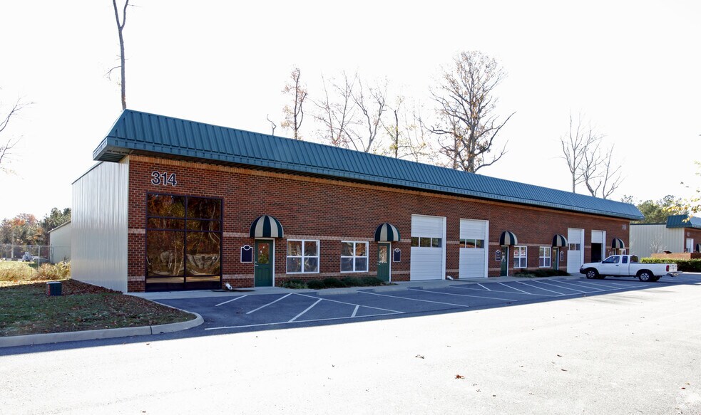 More Photos Of 314-324 Old York Hampton Hwy, Yorktown Light Distribution For Lease