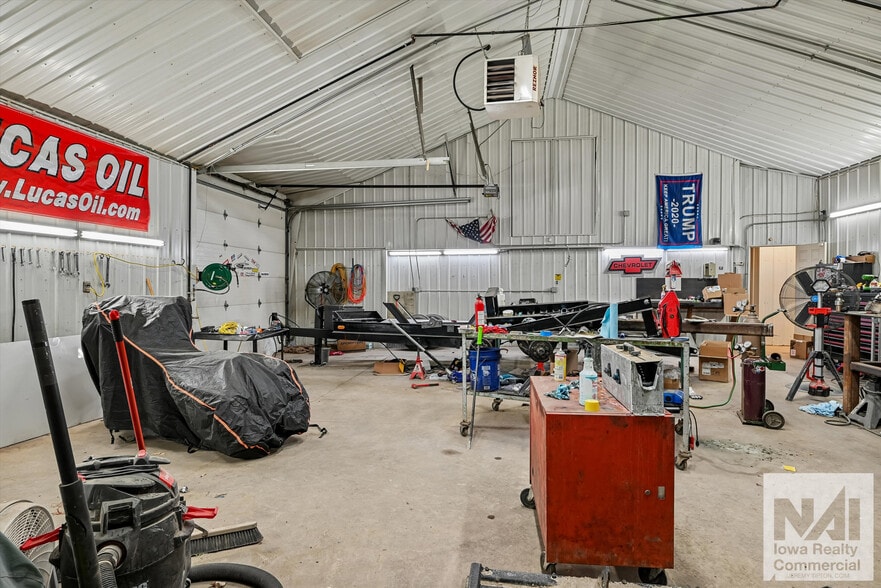 More Photos Of 520 Franklin St, Center Point Industrial For Sale