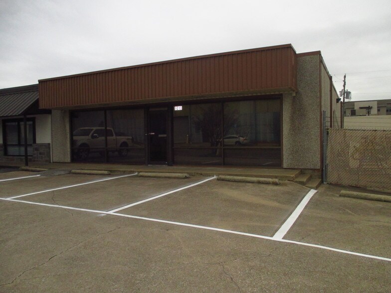 More Photos Of 1018 W Main St, Arlington Office For Lease