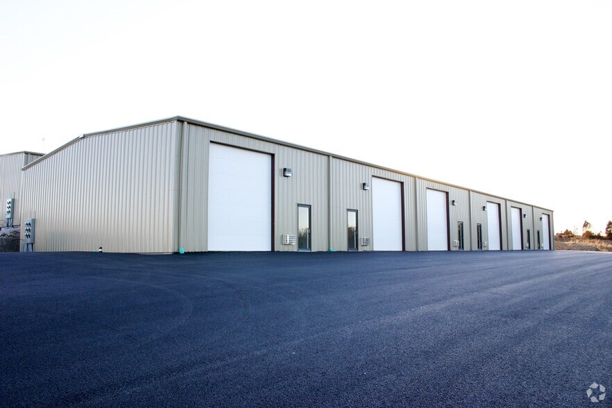 Primary Photo Of 145 Warehouse Dr, Branson Warehouse For Lease