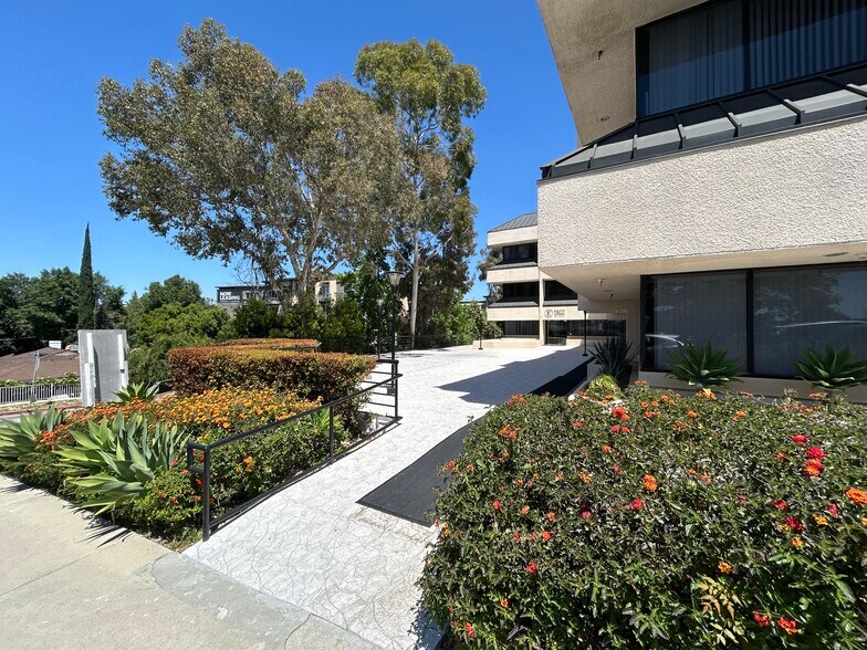 More Photos Of 22144 Clarendon St, Woodland Hills Office For Lease