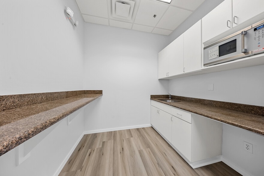 More Photos Of 882 S Kirkman Rd, Orlando Medical For Lease