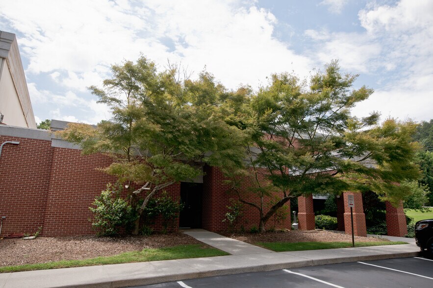 More Photos Of 745 College Dr, Dalton Manufacturing For Lease