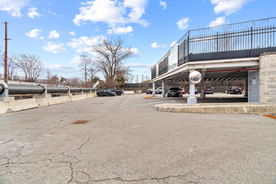 More Photos Of 181 Bay St, Staten Island Office For Sale