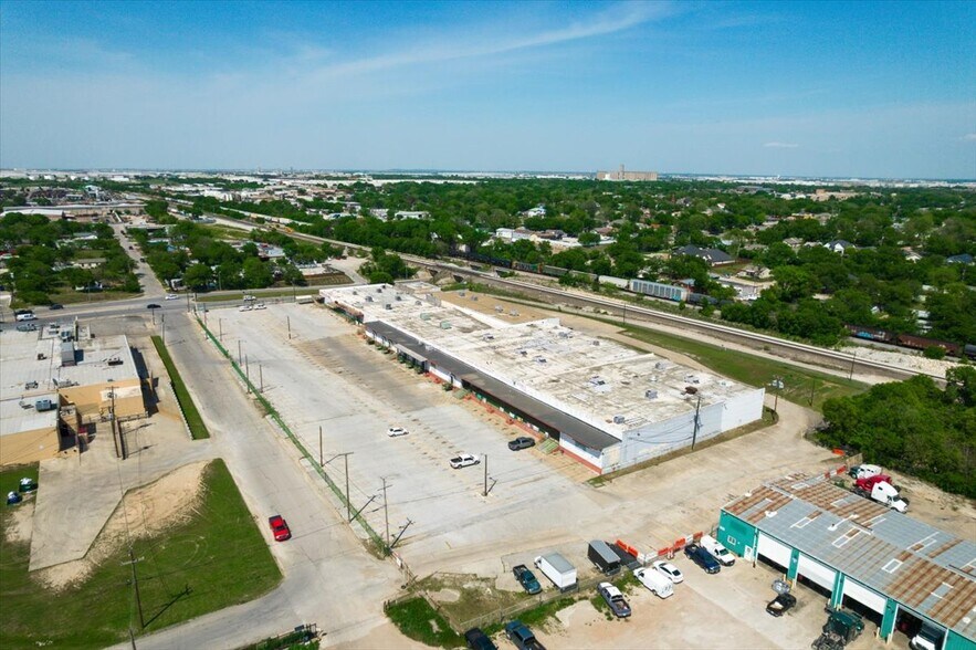 More Photos Of 318 E Long Ave, Fort Worth General Retail For Sale