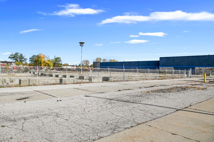 More Photos Of 2010 N Dort Hwy, Flint Service For Sale