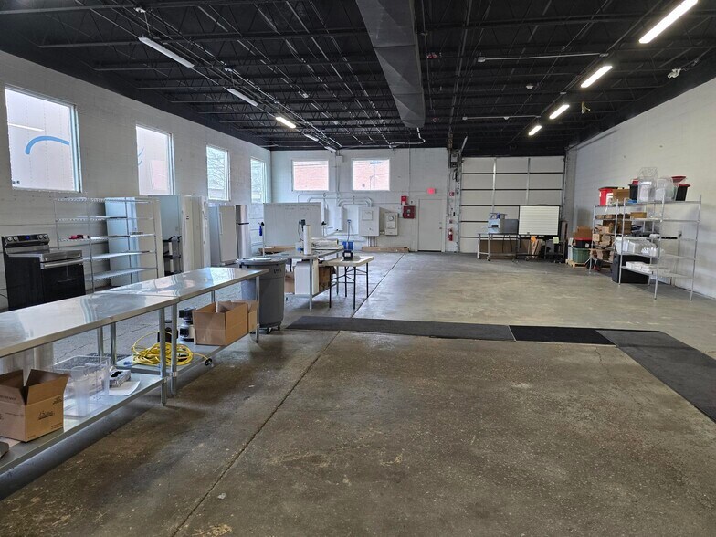 More Photos Of 8030 N Lawndale Ave, Skokie Warehouse For Sale