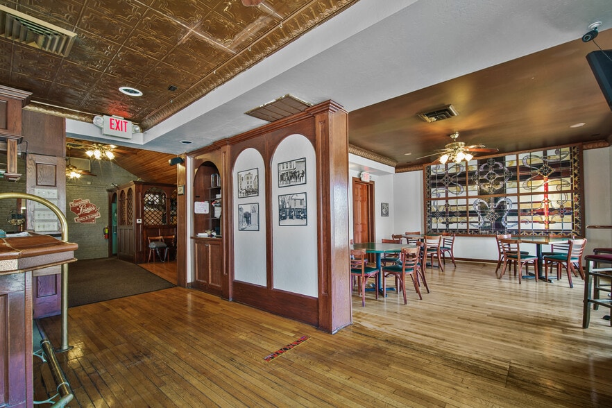 More Photos Of 2204 Washington St, Manitowoc General Retail For Sale