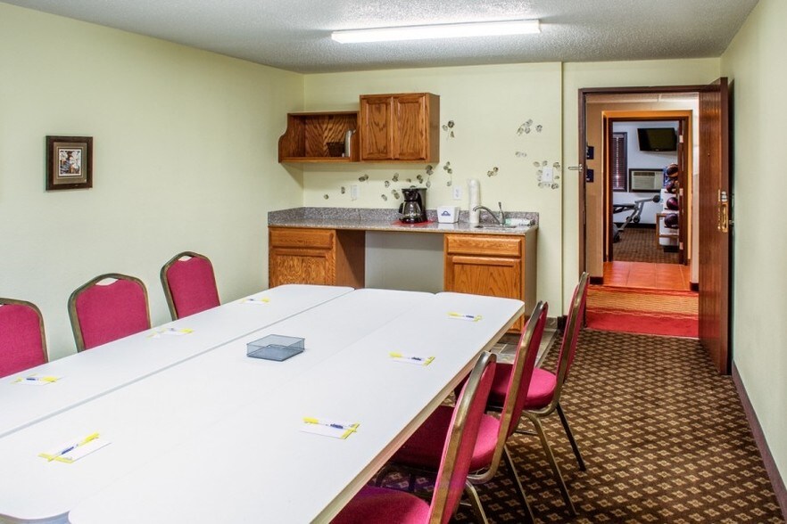 More Photos Of 3040 5th Ave S, Fort Dodge Hotel For Sale