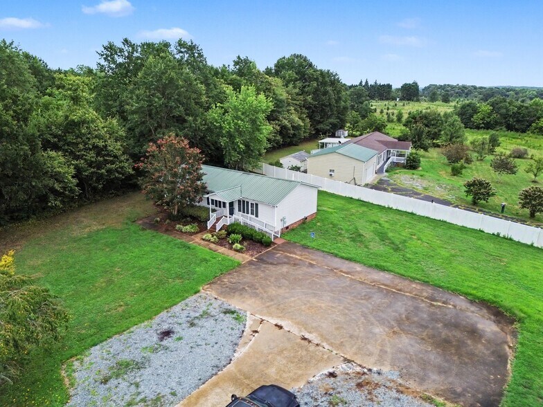 More Photos Of 4009 Polkville Rd, Shelby Freestanding For Sale