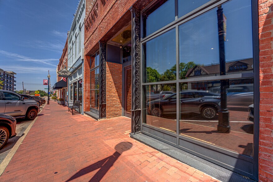 More Photos Of 1013 E 15th St, Plano Storefront For Sale