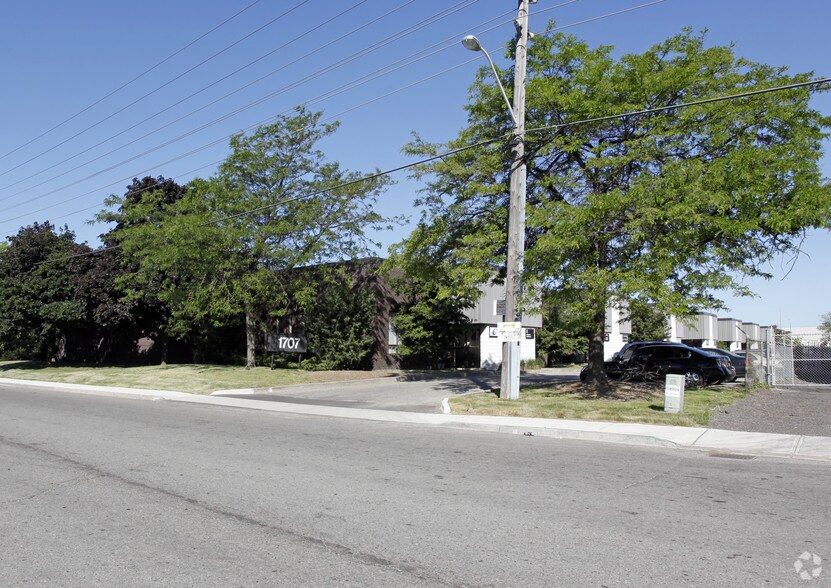 More Photos Of 1707 Sismet Rd, Mississauga Service For Lease