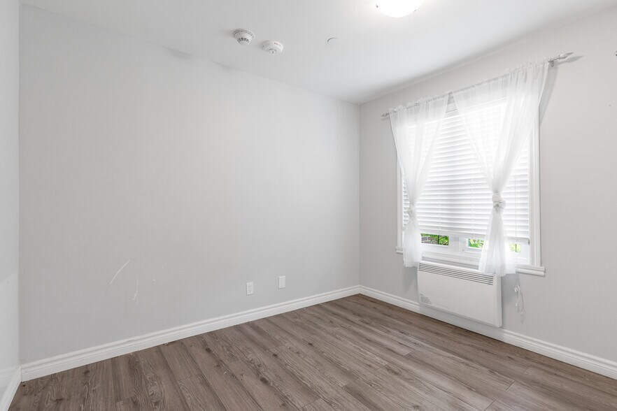 More Photos Of 21 Rue Messier, Mont-saint-hilaire Apartments For Sale
