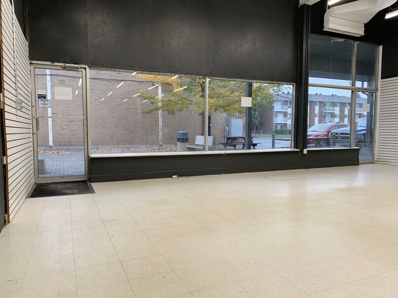 More Photos Of 29 Plaza Dr, Iroquois Freestanding For Sale