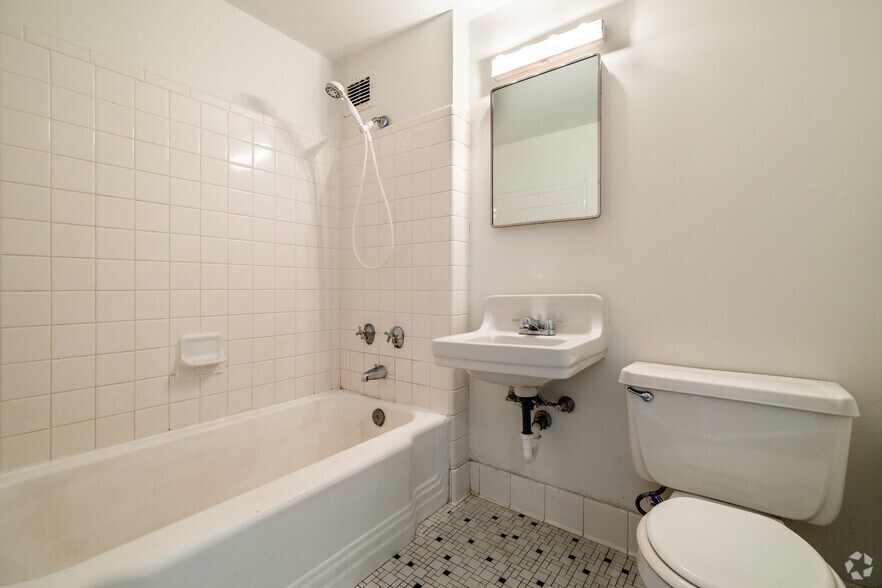 More Photos Of 17 E 2nd Ave, Hutchinson Apartments For Lease