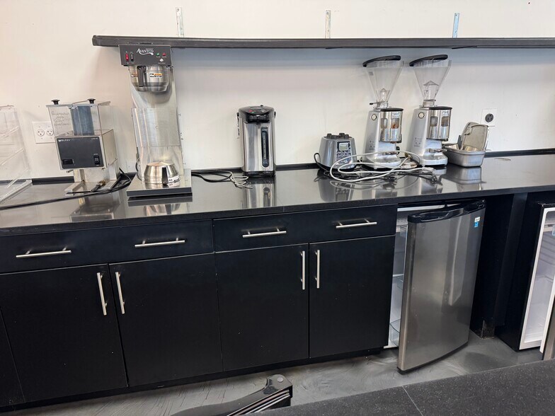 More Photos Of 109 S Bridge St, Yorkville Storefront Retail Residential For Lease