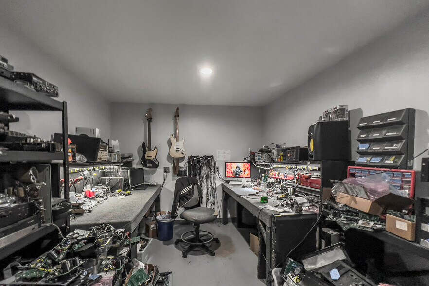 More Photos Of 22520-22522 Ventura Blvd, Woodland Hills Storefront Retail Office For Lease