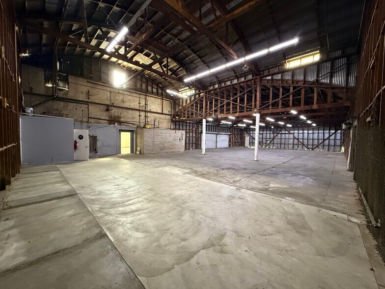 More Photos Of 7435 Deering Ave, Canoga Park Warehouse For Lease
