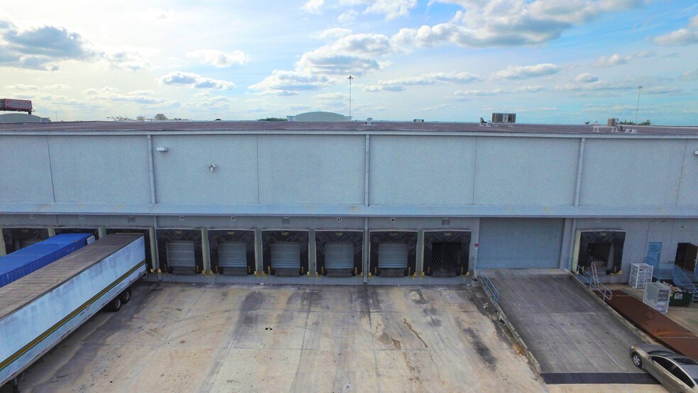 More Photos Of 11401 NW 134th St, Medley Distribution For Lease