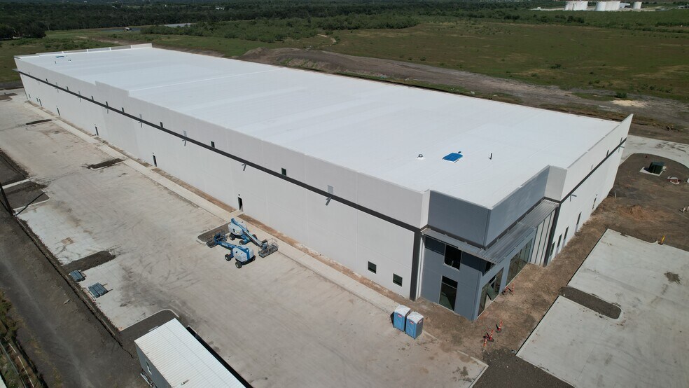 More Photos Of 633 E Lone Star Dr, Mustang Ridge Warehouse For Lease