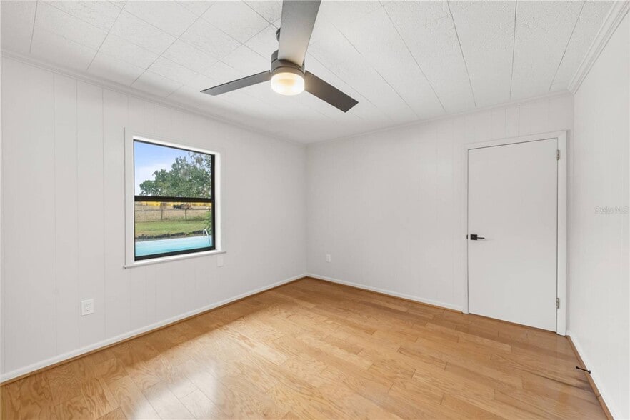 More Photos Of 274 W Kings Hwy, Center Hill Flex For Sale