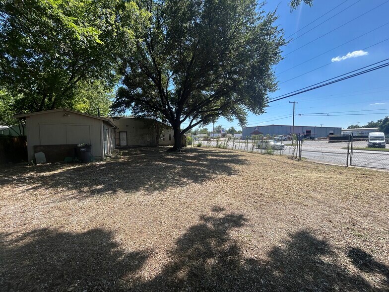 More Photos Of 200 N Beach St, Fort Worth Office For Sale