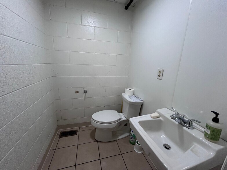 More Photos Of 633 N Morton St, Bloomington Research And Development For Lease