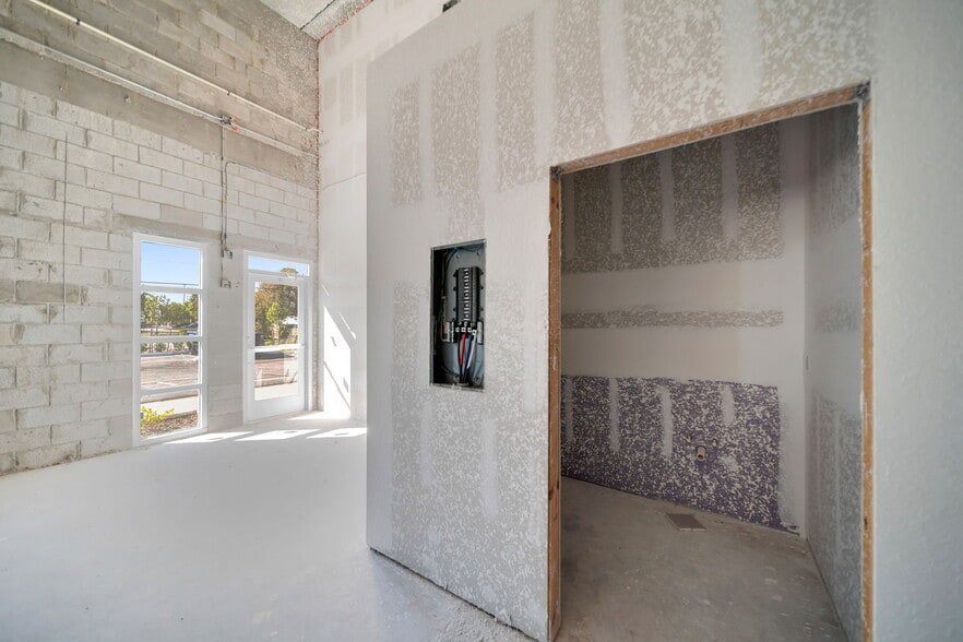 More Photos Of 1913 NE 10th Ter, Cape Coral Flex For Lease