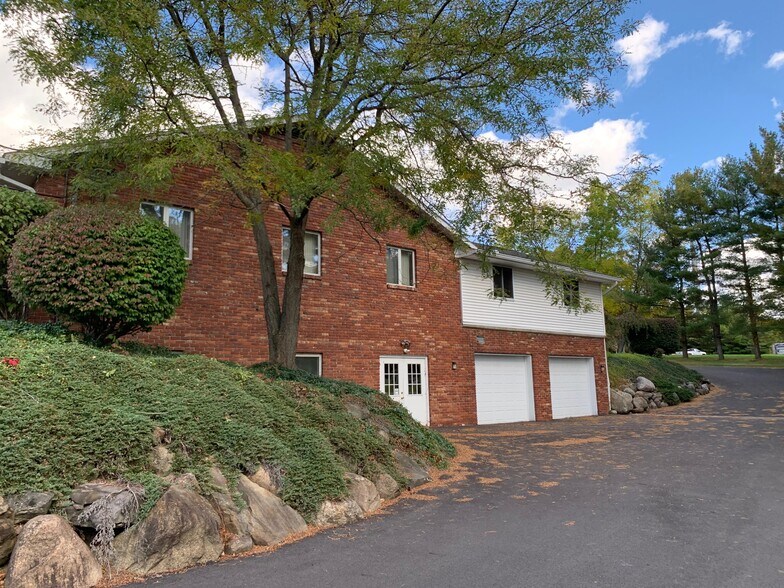 More Photos Of 525 N Broad St, Canfield Office For Lease