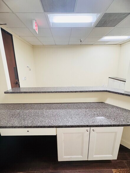 More Photos Of 21731 Ventura Blvd, Woodland Hills Medical For Lease