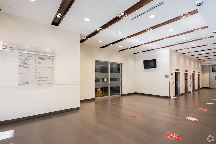 More Photos Of 225 Rue Chabanel O, Montréal Loft Creative Space For Lease