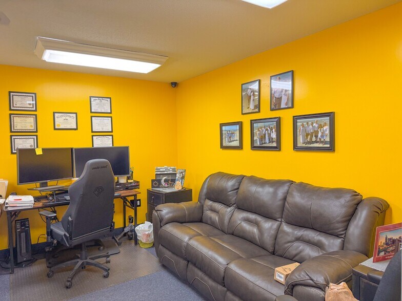 More Photos Of 2335 Columbia Hwy, Pulaski Office For Sale