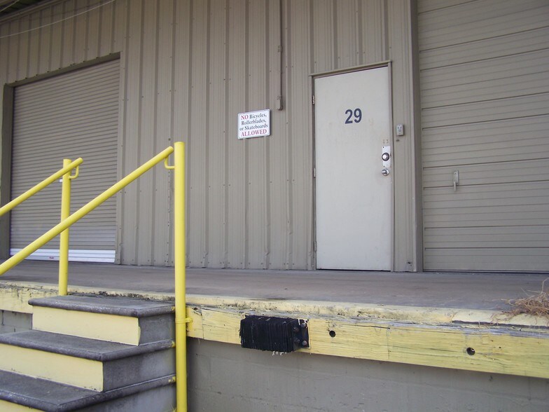 More Photos Of 11-37 NE 16th St, Ocala Warehouse For Lease