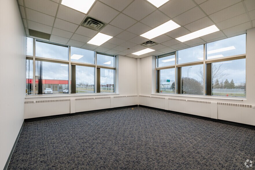 More Photos Of 3000 Aut Transcanadienne, Pointe-claire Distribution For Sale