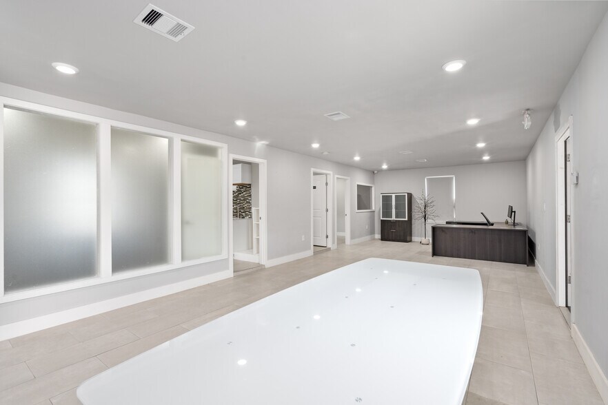 More Photos Of 15605 Woodforest Blvd, Channelview Office For Sale