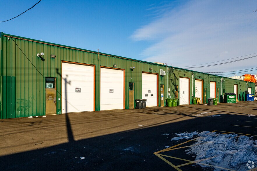 More Photos Of 3195-3227 Boul Pitfield, Saint-Laurent Light Manufacturing For Sale