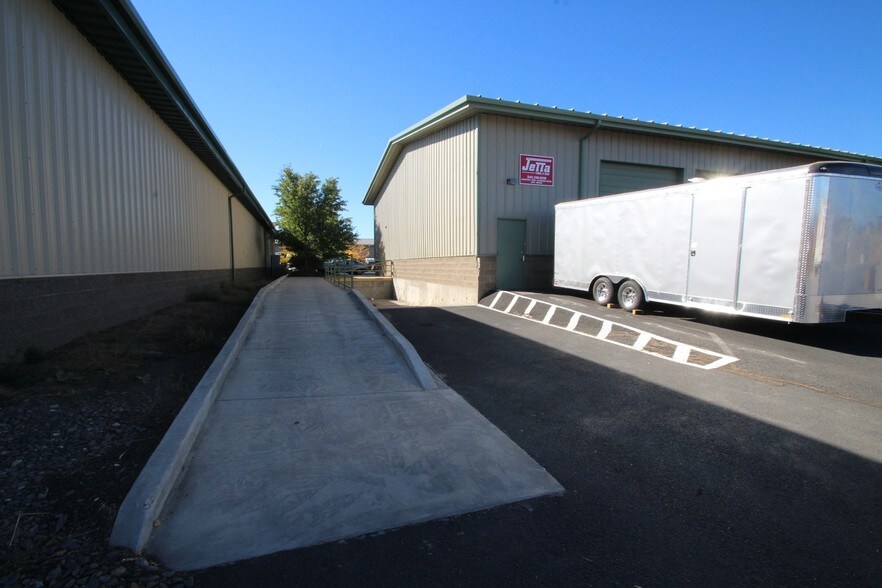 More Photos Of 20756 High Desert Ct, Bend Warehouse For Lease