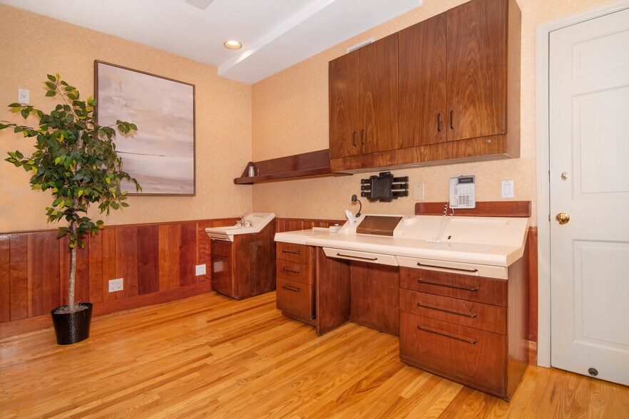 More Photos Of 915 Palmer Rd, Bronxville Office For Sale