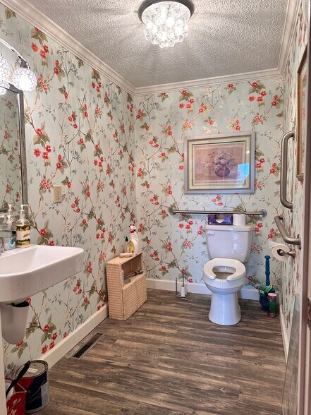 More Photos Of 1048 Klondike Rd, State Road Office For Sale