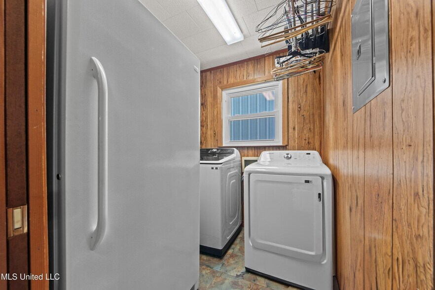 More Photos Of 2713 & 2717 15th Ave, Gulfport Light Distribution For Sale