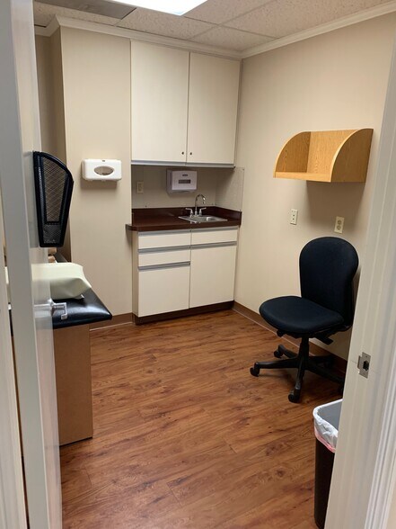 More Photos Of 8 Quakerbridge Plz, Hamilton Office For Sale