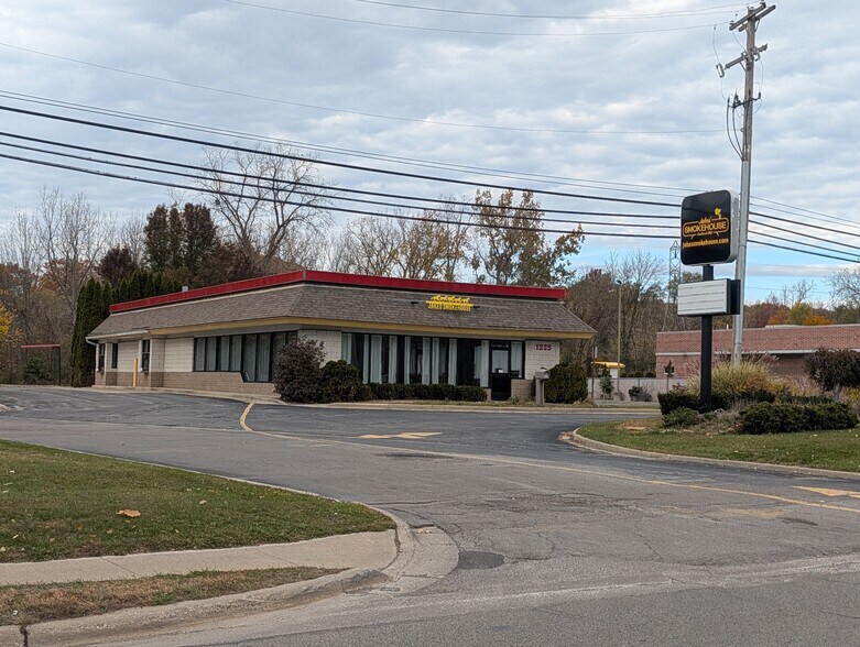 Primary Photo Of 1225 N Main St, Adrian Fast Food For Sale