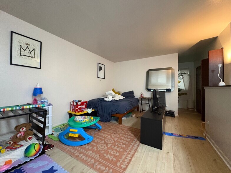 More Photos Of 1766 W Granville Ave, Chicago Apartments For Sale