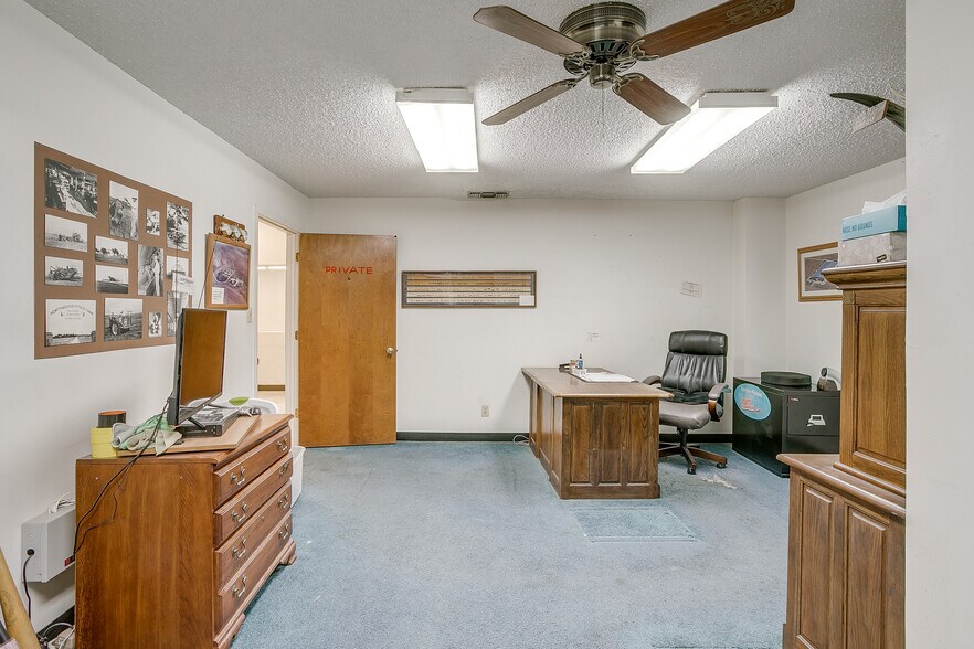 More Photos Of 1841 W Division St, Arlington Warehouse For Sale