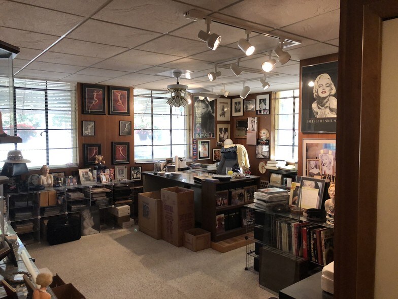 More Photos Of 56495 Grand River Ave, New Hudson Warehouse For Lease