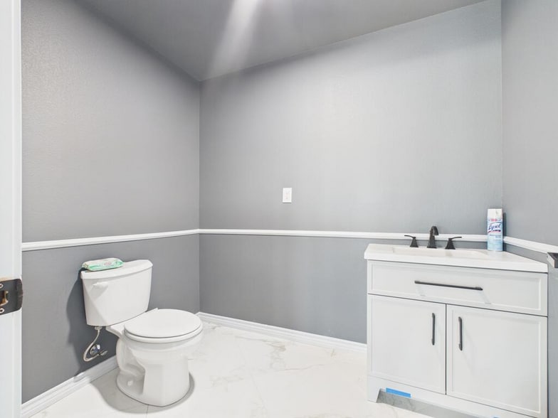 More Photos Of 1100 W Sealy Ave, Monahans Distribution For Sale
