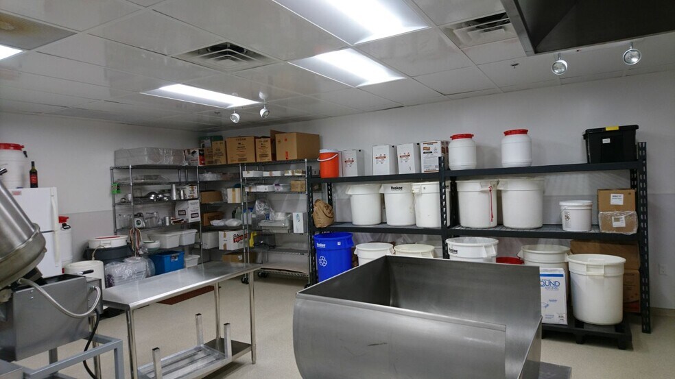 More Photos Of 2708-2714 S 9th Ave, Broadview Manufacturing For Sale