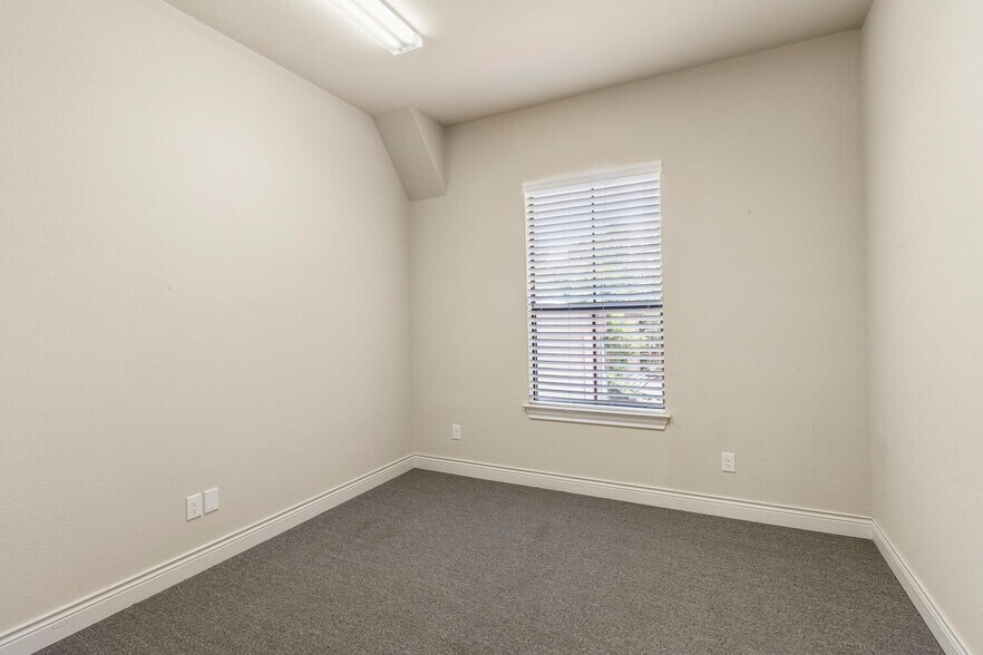 More Photos Of 105 Applewood Dr, Cedar Creek Office For Sale